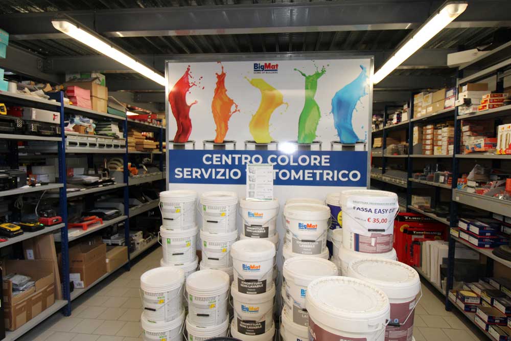 Secchielli di colore in un reparto colore